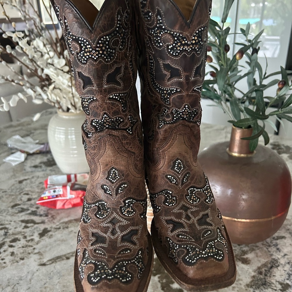 CORRAL BROWN COWBOY BOOTS